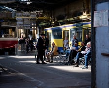 <p>Dzień Otwarty Zajezdni Popowice w 2025 roku, wnętrze jednej z hal dawnej zajezdni.</p>