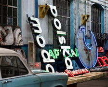 <p>Magazyn neon&oacute;w czekających na remont. Zdjęcie wykonane podczas Dnia Otwartego Zajezdni Popowice w 2025 roku.&nbsp;</p>