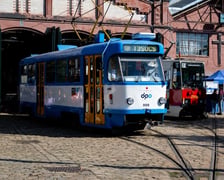 <p>Dzień Otwarty Zajezdni Popowice w 2025 roku, zabytkowy tramwaj Tatra przed halą dawnej zajezdni.</p>