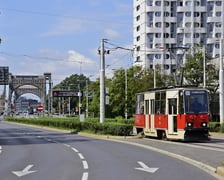 zabytkowy tramwaj z Mostem Grunwaldzkim w tle, zdjęcie ilustracyjne
