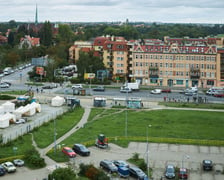 Widok z lotu ptaka na lokalizację targowiska i terenu przyległego przy skrzyżowaniu ulic Żmigrodzkiej, Kasprowicza i Broniewskiego.