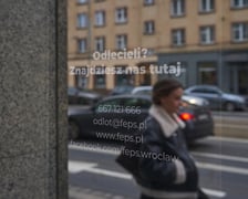 Widok na witrynę lokalu "Odlot. Strefa Partycypacji" przy ulicy Piłsudskiego 34 we Wrocławiu