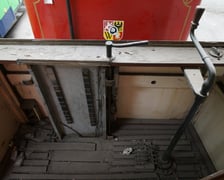Zdekompletowane stanowisko motorniczego w tramwaju-opryskiwaczu przed remontem