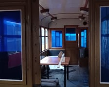 Wnętrze tramwaju Linke-Hofmann Standard #1192 po wstawieniu charakterystycznych niebieskich szyb w ścianach między klasą a pomostami