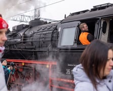 pociąg retro podczas przejazdu turystycznego