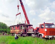 Buda wagonu tramwajowego Maximum odnaleziona na działkach w Smolcu, podnoszona przy użyciu dźwigu. Lata 90. XX wieku.