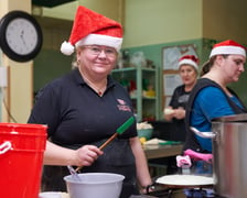 Pracownicy Fundacji Znacznie Więcej podczas przygotowywania Wigilii dla podopiecznych DPS Pogodna Jesień przy ulicy Litewskiej 20. Wrocław, 15.12.2023