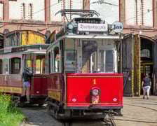 <p>Zabytkowy tramwaj na tle hali zajezdni przy ulicy Legnickiej</p>