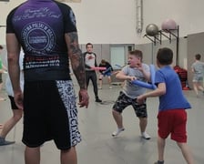 <p class="MsoNormal">Dzięki wsp&oacute;łpracy z 23 Evolution, chłopcy mogą uczestniczyć w cotygodniowych treningach sztuk walk. Treningi pozwalają pracować nad formą fizyczną oraz psychiczną dzieci.</p>