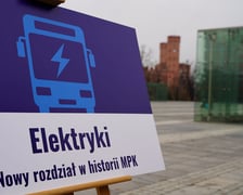 Plansza podczas prezentacji z napisem: "Elektryki. Nowy rozdział w historii MPK."