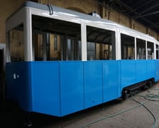 <p class="MsoNormal">Og&oacute;lny widok wagonu po zakończeniu drugiego i trzeciego etapu restauracji, czyli po remoncie nadwozia do stanu surowego &ndash; bez okien, wyposażenia wnętrza i elektryki (28.12.2023)</p>