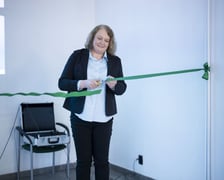<p>Otwarcie Centrum Edukacyjno-Treningowego przy placu Legion&oacute;w 1-2. Wrocław, 15.01.2025. Renata Rogowska, prezeska zarządu Fundacji Eudajmonia oficjalnie przecina wstęgę.</p>