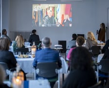 <p>Otwarcie Centrum Edukacyjno-Treningowego przy placu Legion&oacute;w 1-2. Wrocław, 15.01.2025. Na zdjęciu goście uroczystego otwarcia CET oglądający film o self-adwokatach.</p>