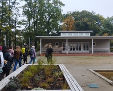 <p>Spacer po WuWie z okazji 95-lecia osiedla. Wrocław, październik 2024</p>