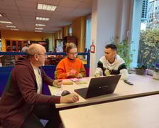 <p>Centrum Sektor 3, wnętrze budynku. Na zdjęciu trzy osoby przy stole. Od lewej: Grzegorz Tymoszyk, Kinga Borkowska, Michał Szkrawan.</p>