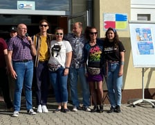<p>Zesp&oacute;ł Centrum Sektor 3 przed wejściem do budynku, zdjęcie archiwalne</p>
