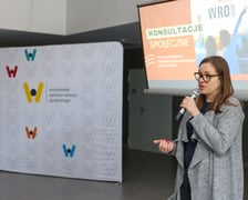 <p>Konsultacje Strategii Wrocław 2050 z młodzieżą. Stadion Olimpijski, 10.04.2025. Przy mikrofonie Hanna Achremowicz&nbsp;</p>