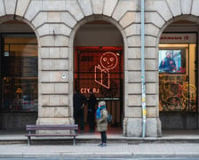Neon na placu Kościuszki Czytaj i jedź księgarnia pod Arkadami i sklepu rowerowego. Kolejna odnowiona witryna w ramach projektu Dobry Widok