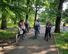 <p>Park Grabiszyński zwiedzany na rowerach miejskich. Wizyta studyjna we Wrocławiu w ramach projektu GreenPlace.</p>