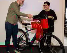 Główną nagrodą dla głosujących na projekty WBO był elektryczny rower. Wygrał go Jacek Wójcik. Można powiedzieć, że jest zwycięzcą trzykrotnym, bowiem dwa projekty, na które oddał głosy przeszły i będą realizowane. Nagrodę wręczyła Beata Bernacka, dyrektorka Wydziału Partycypacji Urzędu Miejskiego Wrocławia