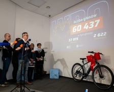 Sebastian Wolszczak z Wydziału Partycypacji Urzędu Miejskiego Wrocławia w Strefie Partycypacji Odlot prezentuje wyniki głosowania WBO 2025