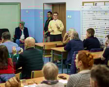 Spotkanie informacyjne podczas którego Monika Kozłowska-Święconek, dyrektorka Wydziału Mobilności Miejskiej UMW, przedstawiała wynik konsultacji oraz decyzje, które zostały podjęte w sprawie tramwaju przez Klecinę i rozbudowy dróg