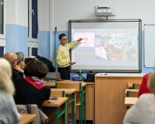 Spotkanie informacyjne podczas którego Monika Kozłowska-Święconek, dyrektorka Wydziału Mobilności Miejskiej UMW, przedstawiała wynik konsultacji oraz decyzje, które zostały podjęte w sprawie tramwaju przez Klecinę i rozbudowy dróg