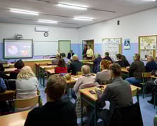 Spotkanie informacyjne podczas którego Monika Kozłowska-Święconek, dyrektorka Wydziału Mobilności Miejskiej UMW, przedstawiała wynik konsultacji oraz decyzje, które zostały podjęte w sprawie tramwaju przez Klecinę i rozbudowy dróg