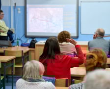 Spotkanie informacyjne podczas którego Monika Kozłowska-Święconek, dyrektorka Wydziału Mobilności Miejskiej UMW, przedstawiała wynik konsultacji oraz decyzje, które zostały podjęte w sprawie tramwaju przez Klecinę i rozbudowy dróg