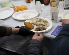 <p>Potrawy wigilijne na udekorowanym stole. Zdjęcie archiwalne, wykonane podczas Wigilii Pełnej Ciepław w Czasoprzestrzeni w 2024 roku.&nbsp;</p>