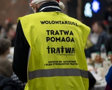 <p>Wolontariusz w ż&oacute;łtej kamizelce, pomagający z organizacji Wigilii Pełnej Ciepła w Czasoprzestrzeni. Zdjęcie archiwalne z 2024 roku.</p>