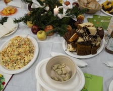 <p>Potrawy wigilijne na udekorowanym stole. Zdjęcie archiwalne, wykonane podczas Wigilii Pełnej Ciepław w Czasoprzestrzeni w 2024 roku.&nbsp;</p>