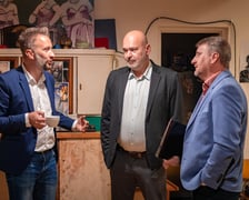 <p>Dawid Barabasz z Wydziału Transportu, Andrzej Brzoza z Wydziału Inzynierii Miejskiej i Sławomir Gonciarz z Departamentu Infrastruktury i Transportu podczas spotkania z mieszkańcami w Centrum Aktywności Lokalnej na Swojczycach</p>