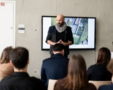 Projekt „Przyjazne Miasto” realizowany przez Smart City Wrocław oraz Katedrę Wzornictwa Akademii Sztuk Pięknych im. Eugeniusza Gepperta i Wydział Mechaniczno-Energetyczny Politechniki Wrocławskiej.