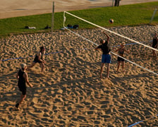 Mecz siatkówki w czasie zachodu słońca na piaszczystej plaży Copacabana na bulwarze Politechniki Wrocławskiej