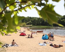Na kąpielisku Morskie Oko znajdziemy aż osiem boisk do uprawiania siatkówki plażowej.