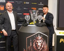 Ultimate Legends Night Wrocław 2026: Polska – Reszta Świata. Piotr Ćwielong i Wojciech Bochniak odsłonili trofeum, o które zagrają piłkarze