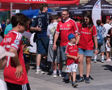 Kibice Manchesteru United i AC Milan spędzają czas przed meczem w strefie kibica na Placu Wolności.