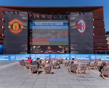 Kibice Manchesteru United i AC Milan spędzają czas przed meczem w strefie kibica na Placu Wolności.