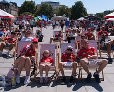 Kibice Manchesteru United i AC Milan spędzają czas przed meczem w strefie kibica na Placu Wolności.