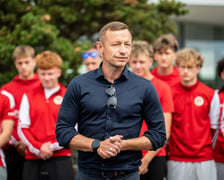 <p>Krzysztof Wołczek, odsłonięcie figurki Otinia przy Stadionie Tarczyński Arena, 25 sierpnia 2026</p>