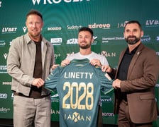 Rafał Grodzicki, Karol Linetty i Remigiusz Jezierski trzymają koszulkęŚląska Wrocław z nazwiskiem piłkarza.