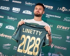Karol Linetty z koszulką Śląska Wrocław ze swoim nazwiskiem.