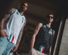 <p>Davin Robinson i Jakub Nizioł w nowych koszulkach na mecze w polskiej ekstraklasie</p>
