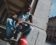 <p>Devin Robinson w nowej, białej koszulce na mecze domowe w polskiej ekstraklasie</p>