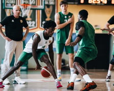 <p>Kyrell Luc (z piłką), trening na Mieszczańskiej</p>