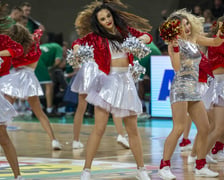 Cheerleaders Śląska zagrzewają do boju zawodników i publiczność