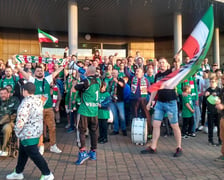 Kibice Śląska jeżdżą za swoją drużyną po całej Polsce. Na zdjęciu przed meczem w Zielonej Górze.