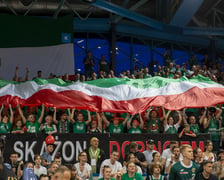 Wielka flaga przykryła sektor kibiców Śląska