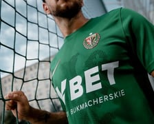 Tak wyglądają nowe koszulki piłkarzy Śląska Wrocław na sezon 2022/2023. Gdzie możecie je kupić?